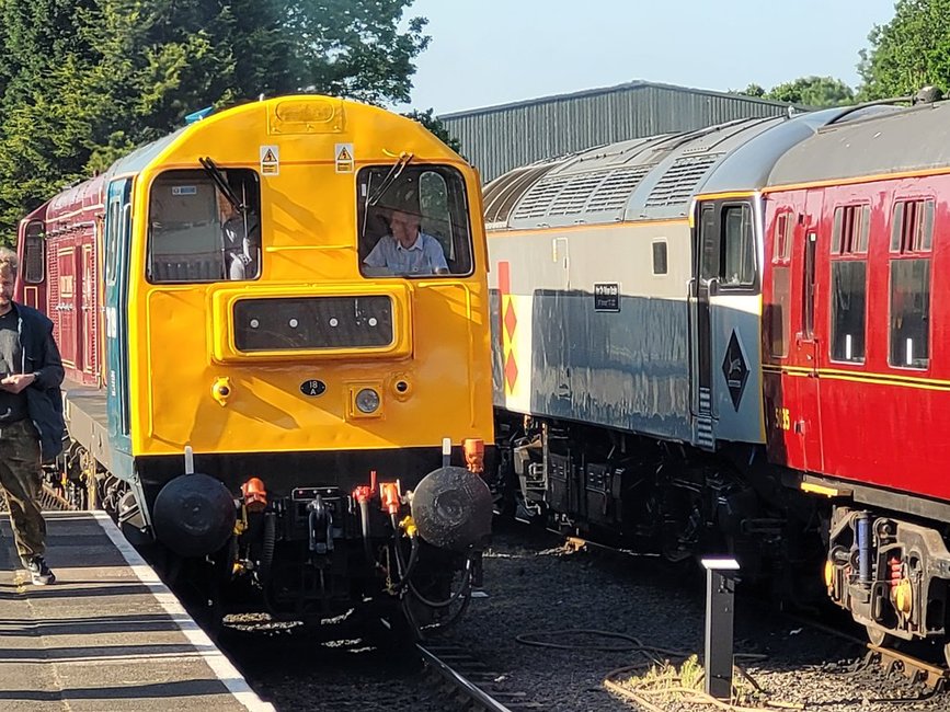 Class 37 pioneer D6700 with Hogwart's Castad and 60009 Union of South Africa, Sat 28/12/2013.. 