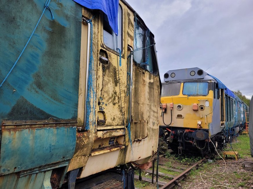 Class 37 pioneer D6700 with Hogwart's Castle and 60009 Union of South Africa, Sat 28/12/2013.. 