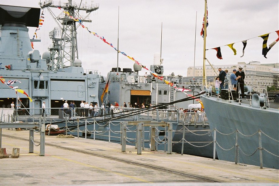 USS Elrod FFG 55, Oliver Hazard Perry class frigate, Navy Days, Devonport 2006. 